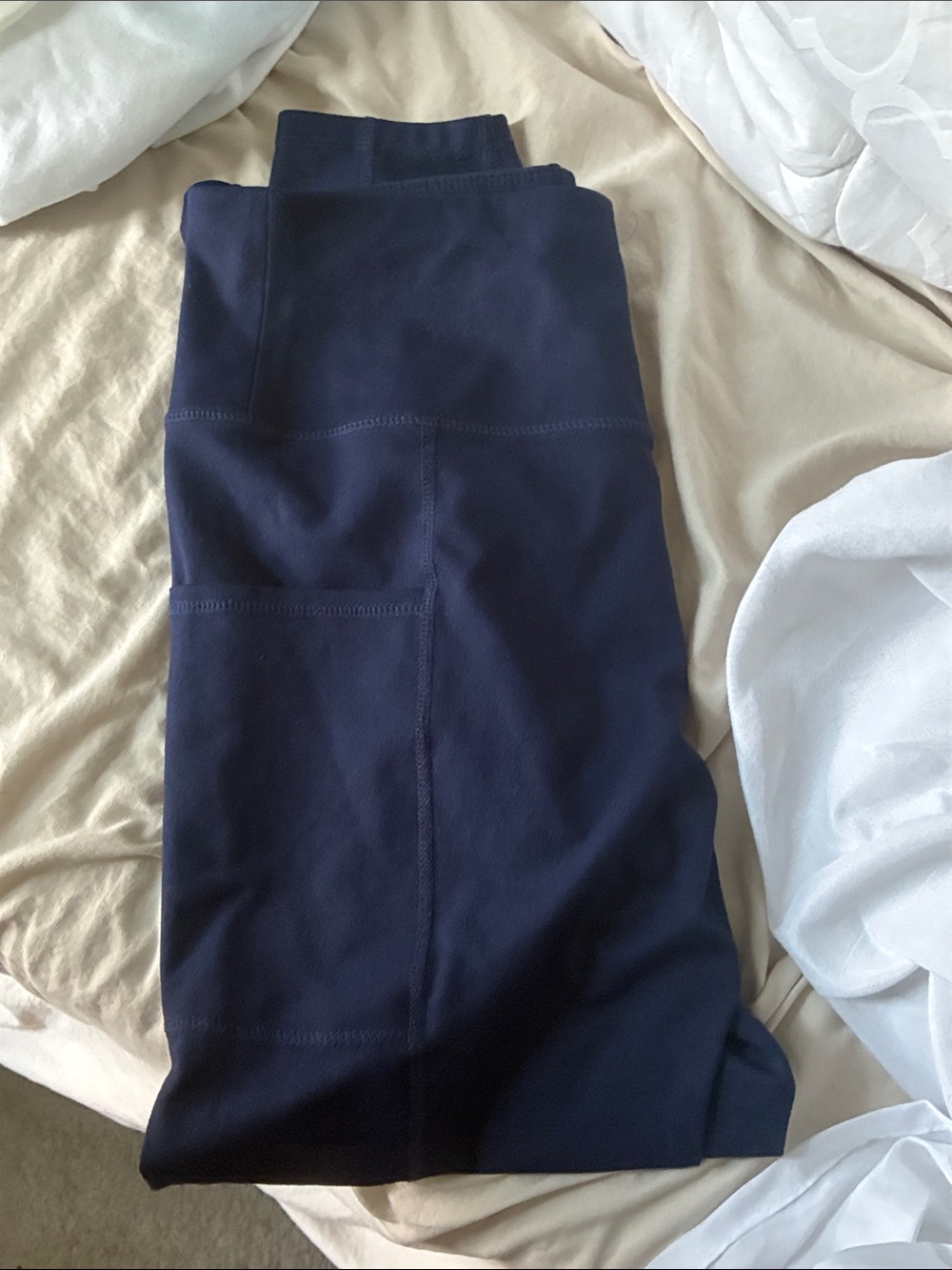 Women’s navy blue leggings with pockets